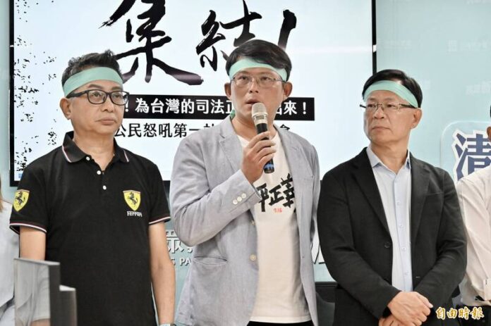 張啟楷（右）利用「總統赴立院做國情報告」之前，欲提案凍結總統府預算，實則欲為柯文哲案施以政治干預。