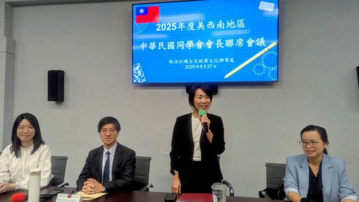 駐洛杉磯辦事處陳令欣副處長指出同學會會長是外館最可靠的夥伴。（記者林蓮華攝)